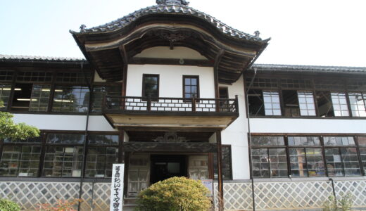 「下市田学校校舎」で「第7回おいでてや寄席」