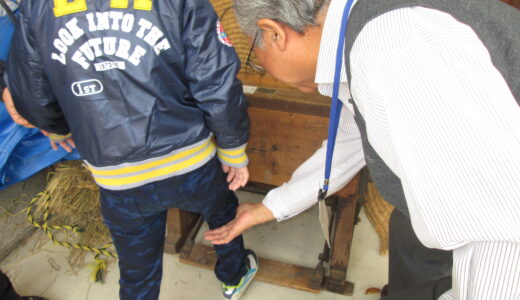 飯田養護学校の皆さんが「脱穀体験」