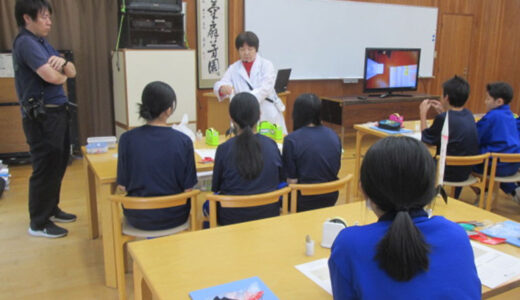 資料館で高森町中学校１年生の総合の時間「ロケット」作りの活動がありました